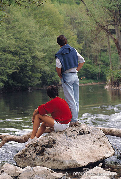 Promeneurs au bord de l'Ourthe